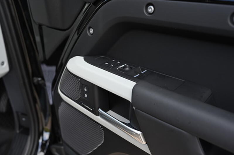 LAND ROVER DEFENDER 110