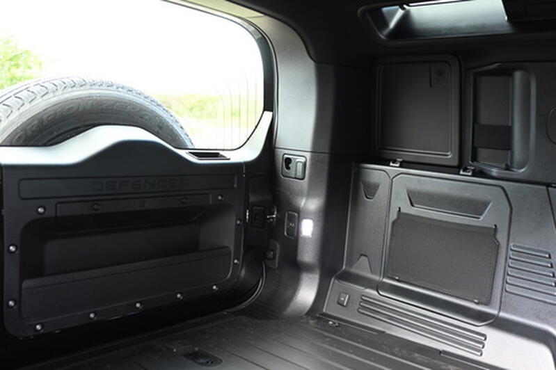 LAND ROVER DEFENDER 110