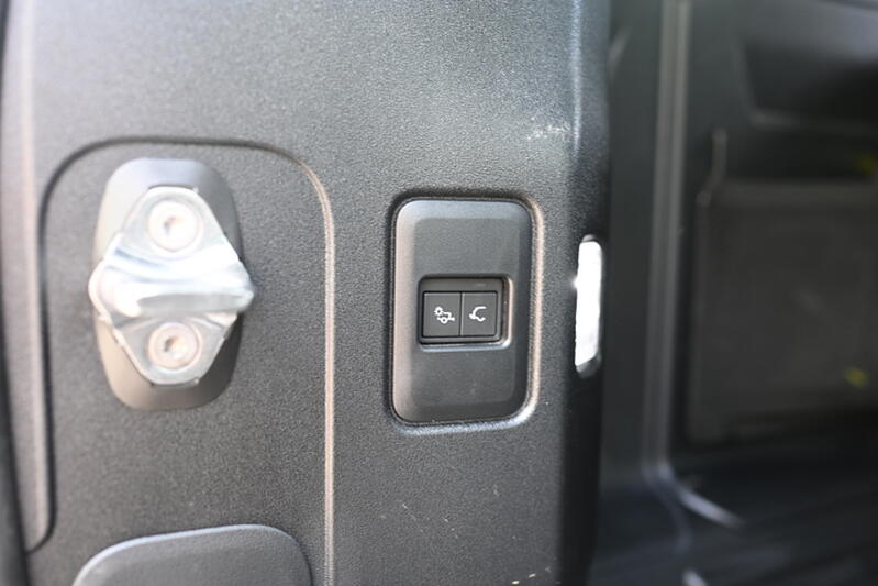 LAND ROVER DEFENDER 110