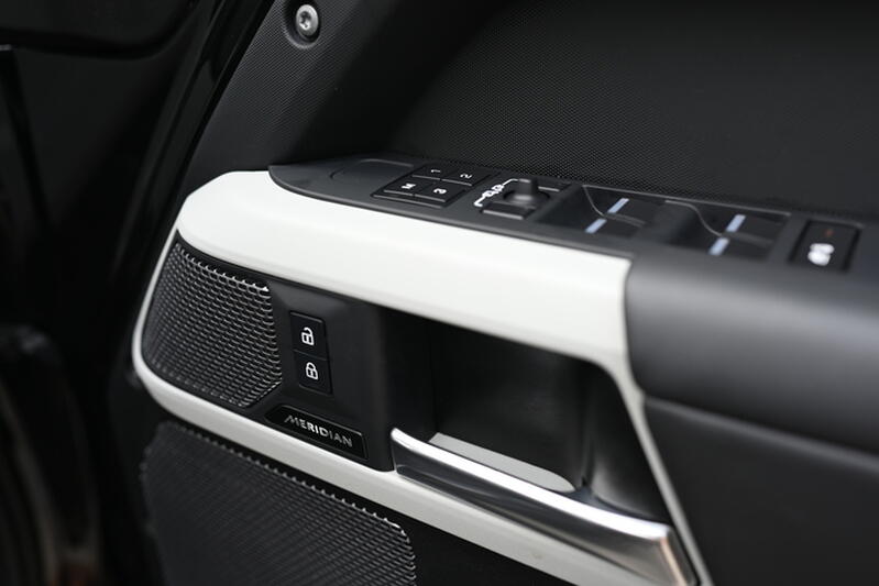LAND ROVER DEFENDER 110